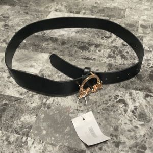 Plus size women’s black belt with bee buckle
